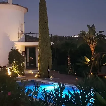 Torre Mit Pool Und Bergpanorama Malaga